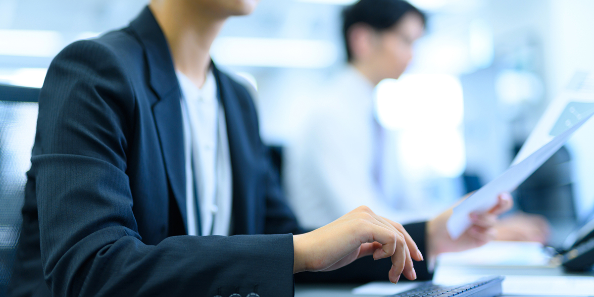 パソコンを操作する手